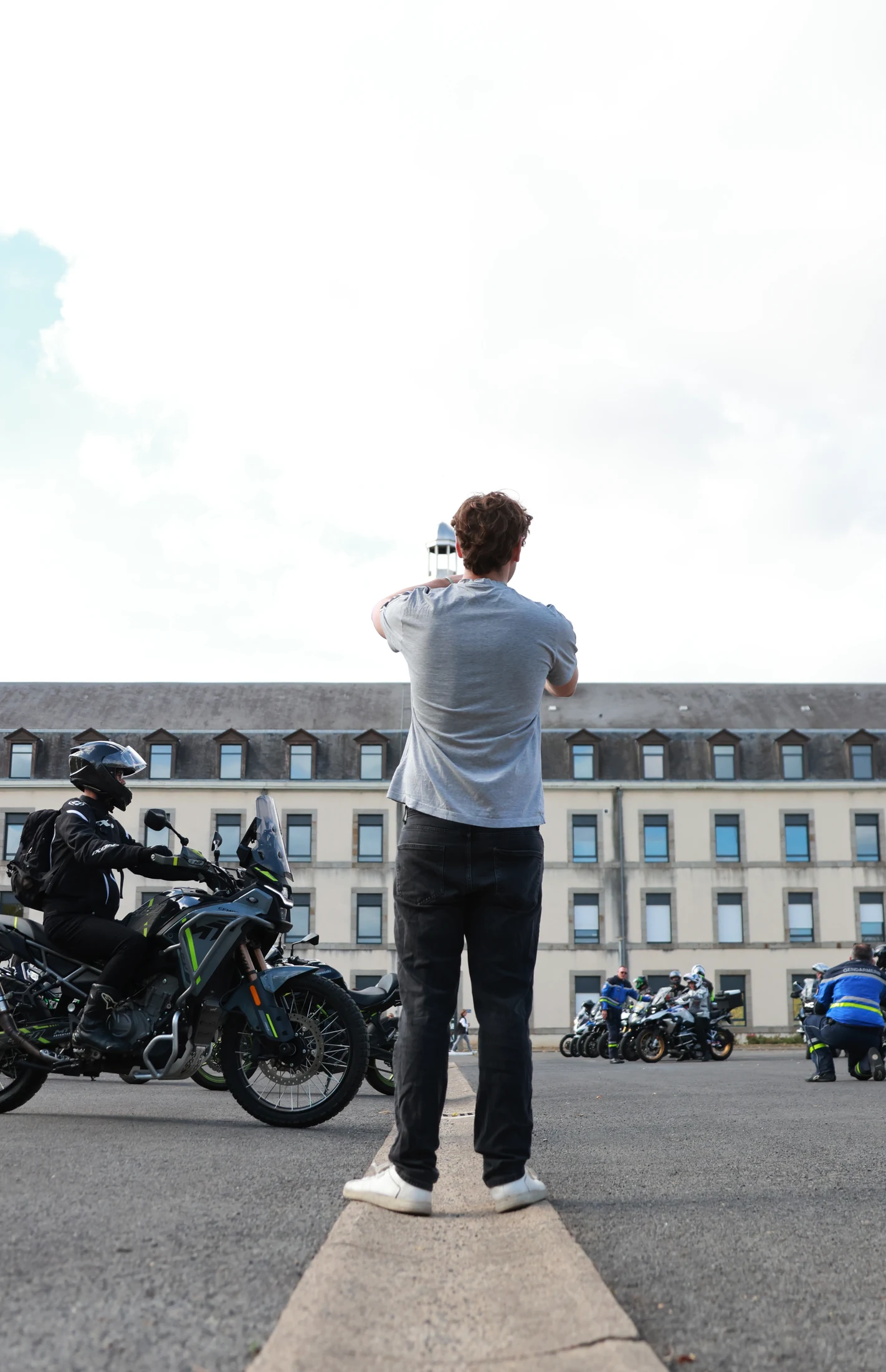 Johan Roisse photographié de dos pendant la journée Trajectoire