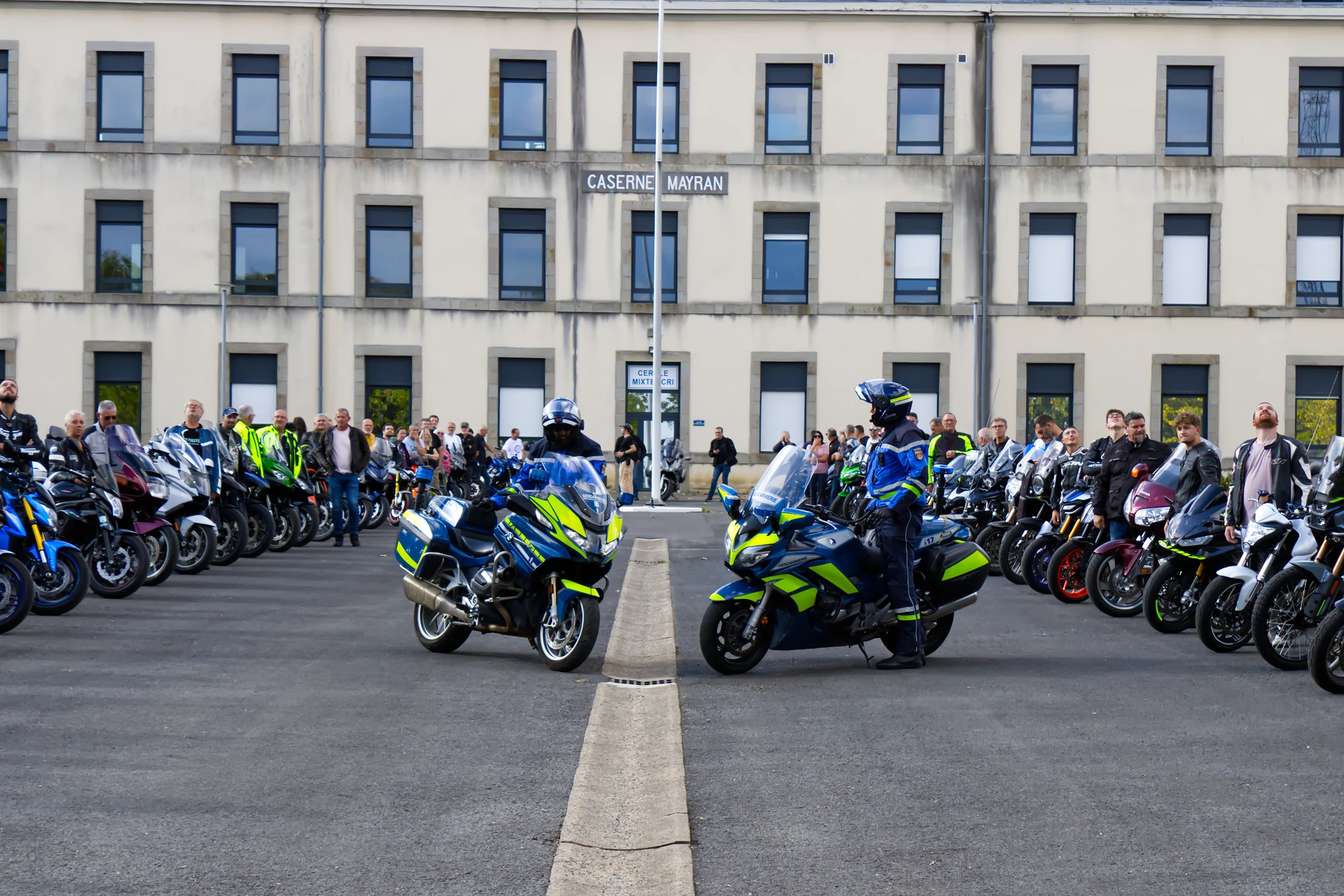 Les motos et participants réunis pour la journée Trajectoire avec la gendarmerie